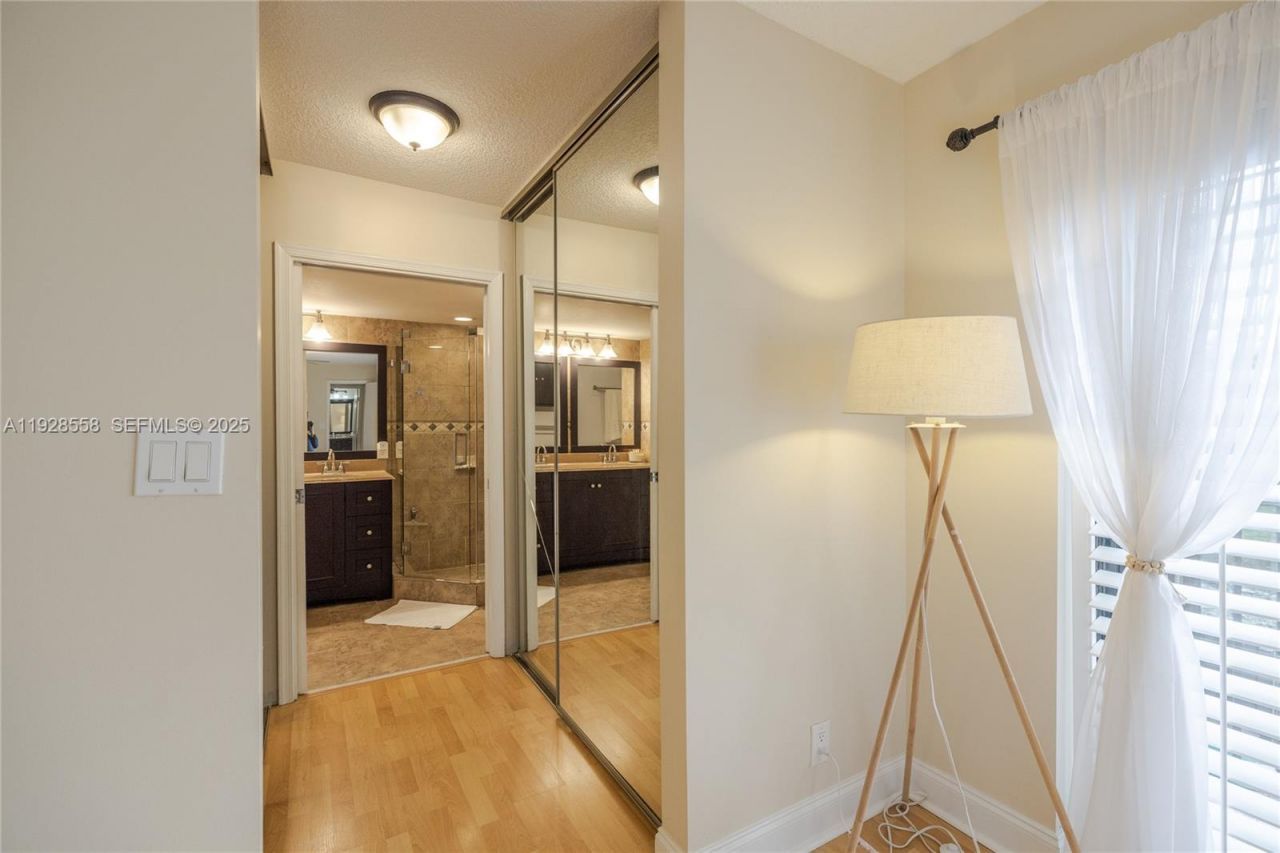 11006 N Harmony Lake Cir, Davie, FL 33324 Photo