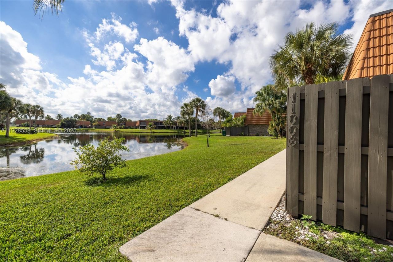 11006 N Harmony Lake Cir, Davie, FL 33324 Photo