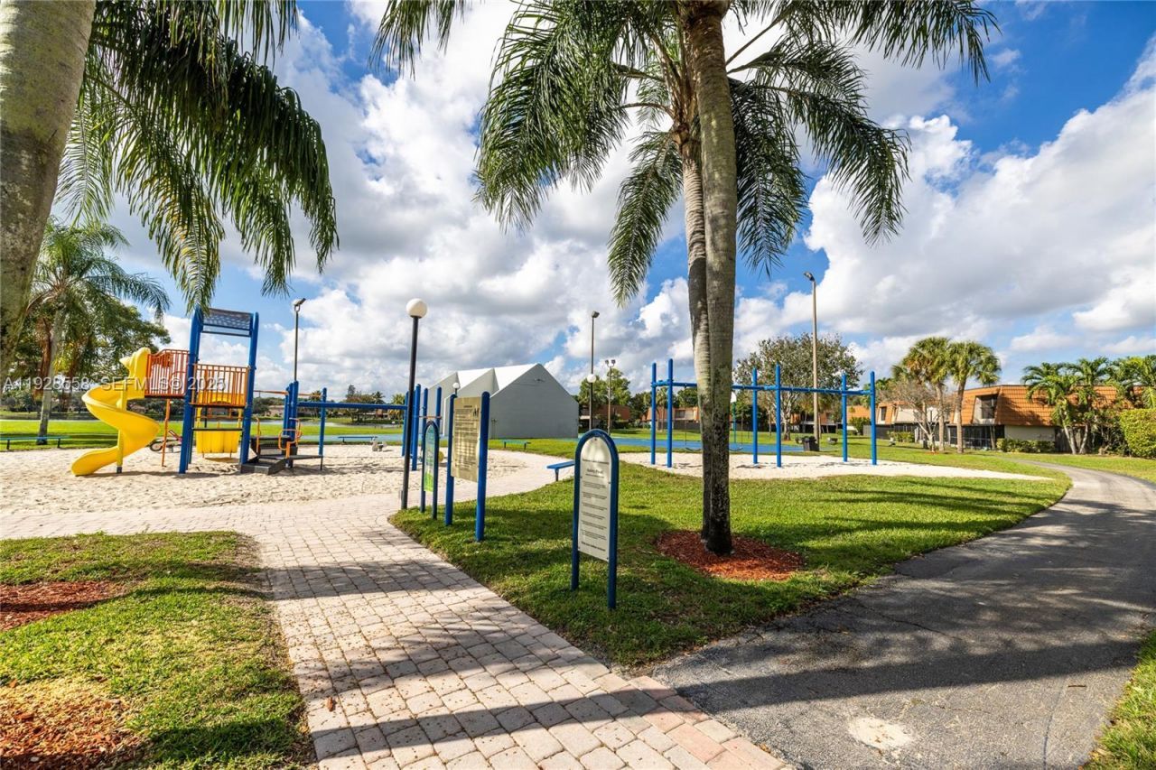 11006 N Harmony Lake Cir, Davie, FL 33324 Photo