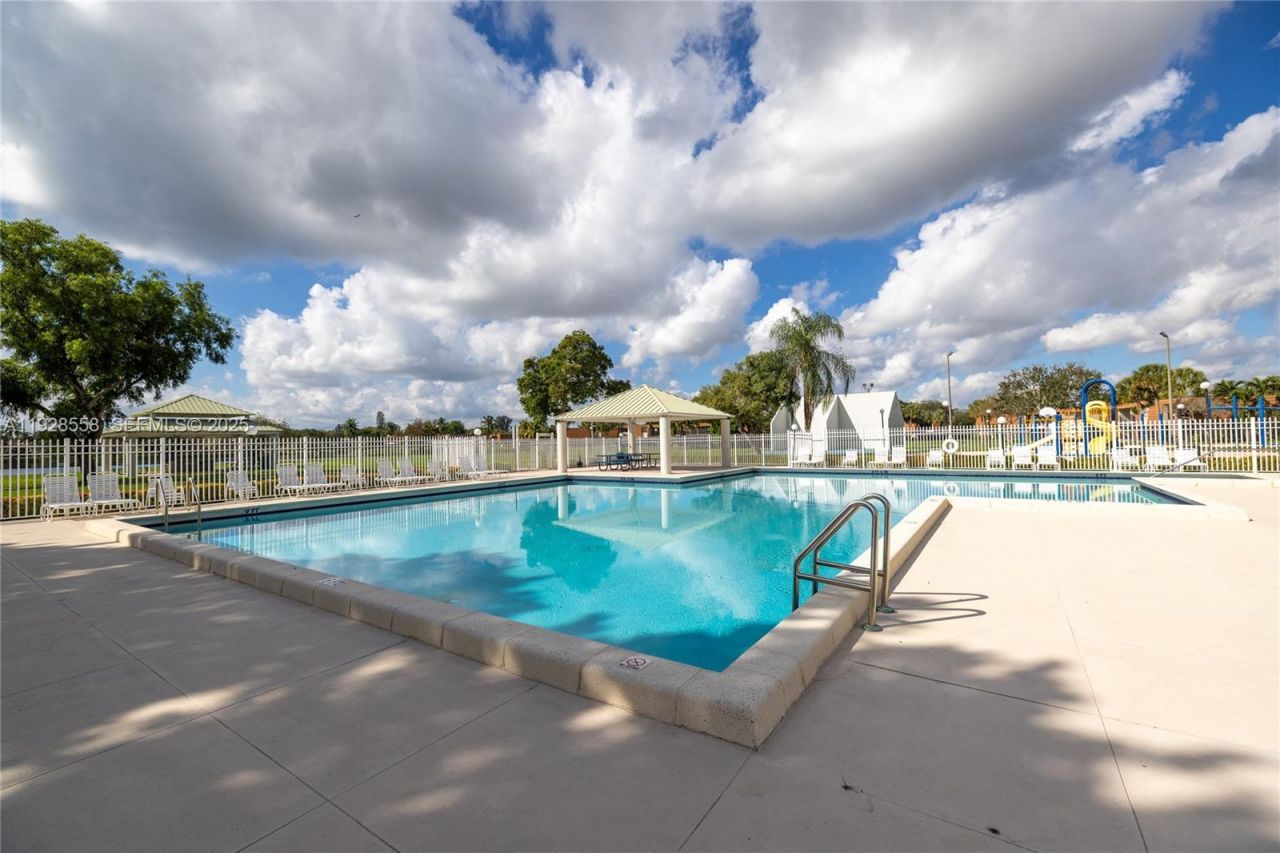 11006 N Harmony Lake Cir, Davie, FL 33324 Photo