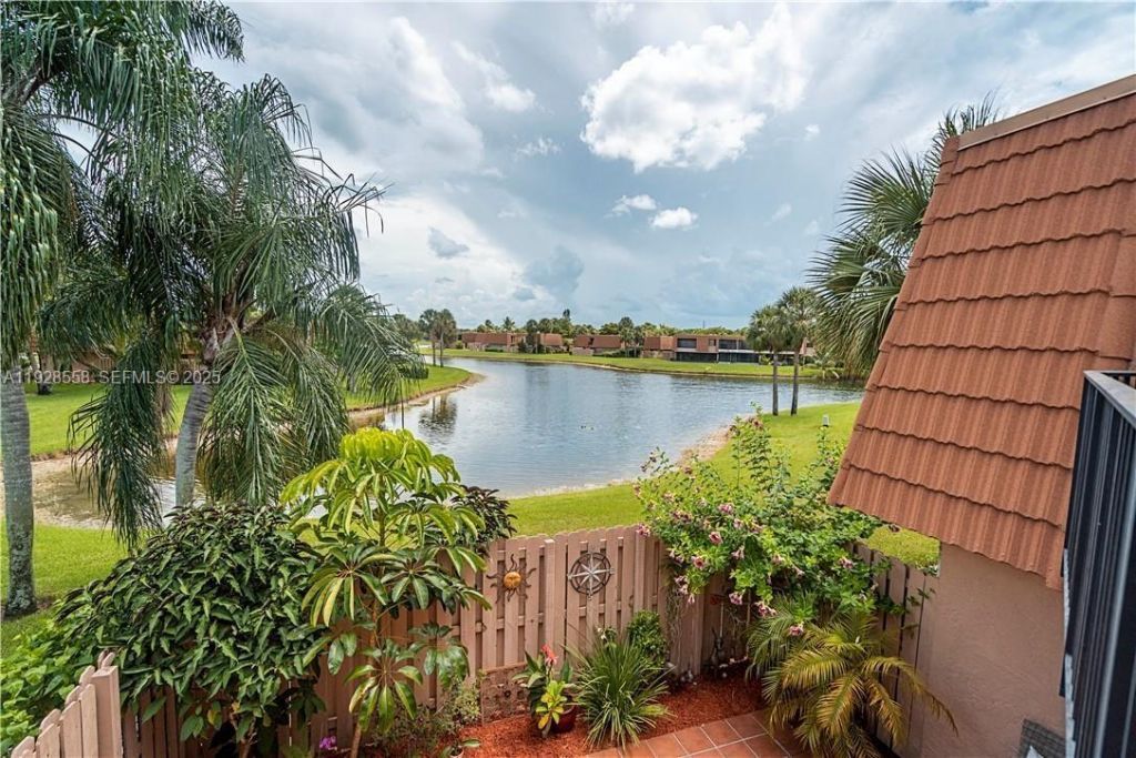 11006 N Harmony Lake Cir, Davie, FL 33324 Photo