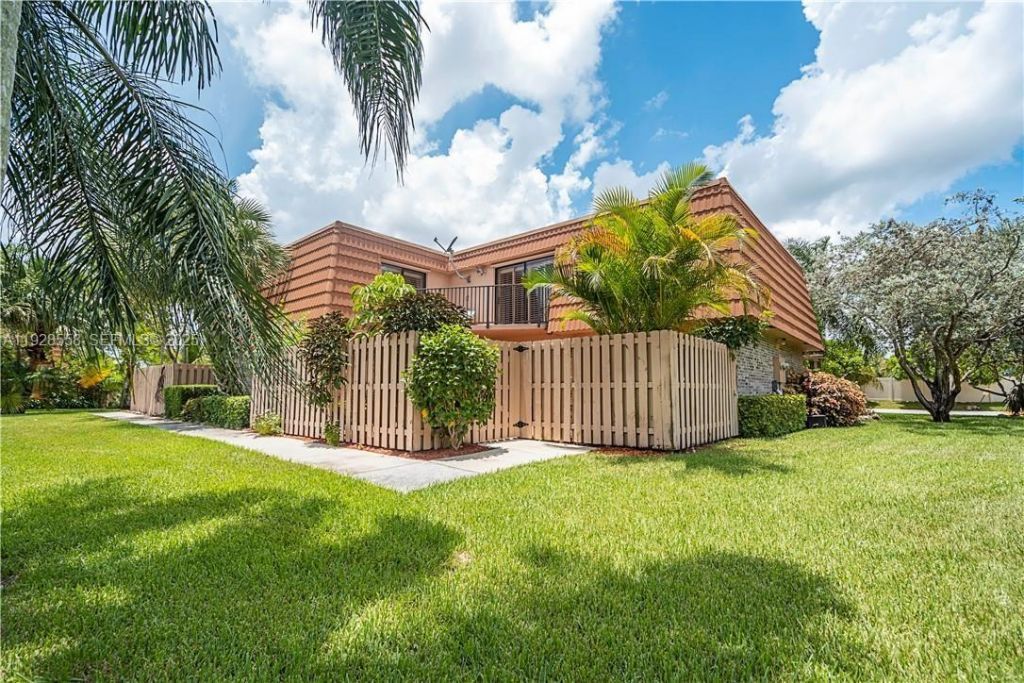 11006 N Harmony Lake Cir, Davie, FL 33324 Photo