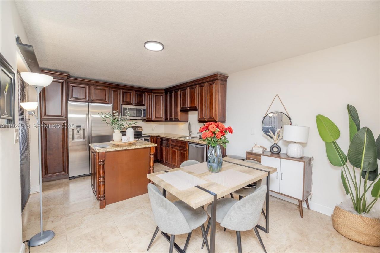 11006 N Harmony Lake Cir, Davie, FL 33324 Photo