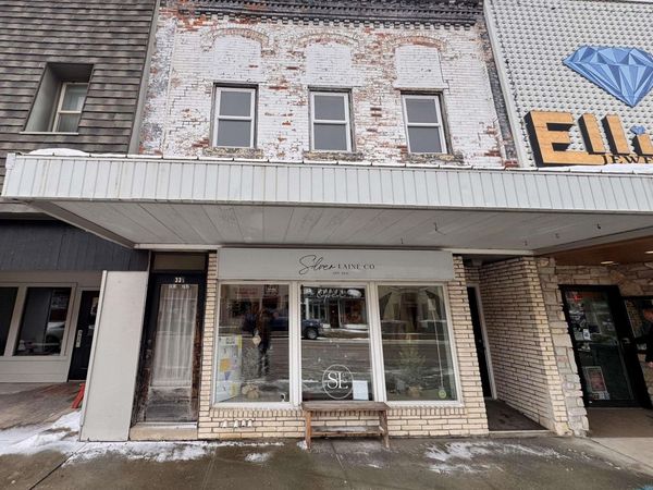 33 W. Main Street, Waukon, IA 52172