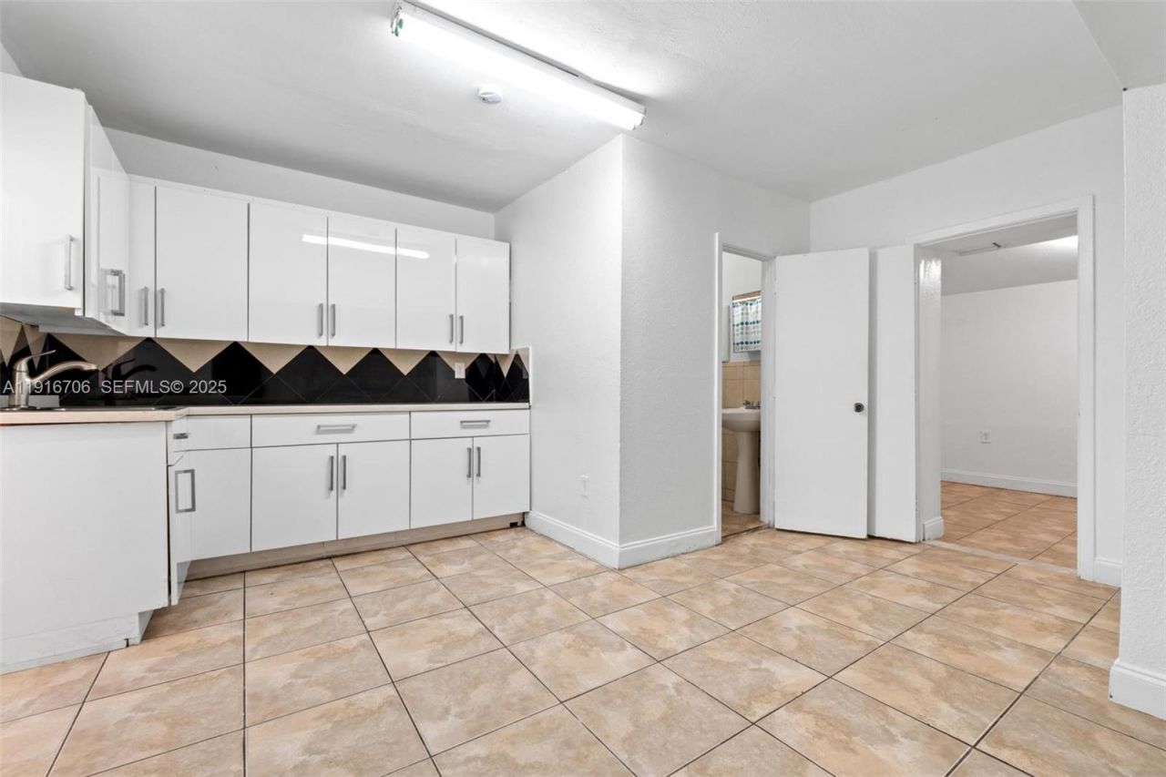 2262 NW 4th St, Miami, FL 33125 Photo