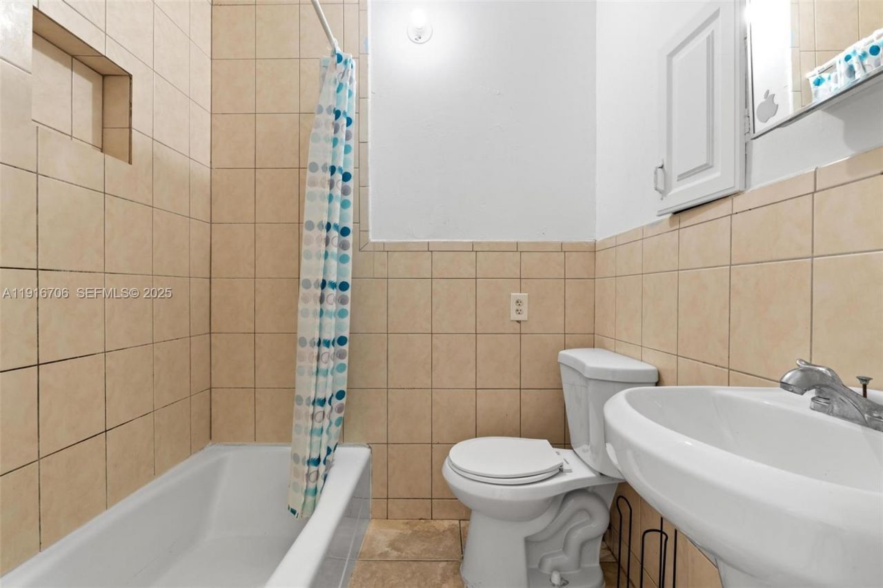 2262 NW 4th St, Miami, FL 33125 Photo