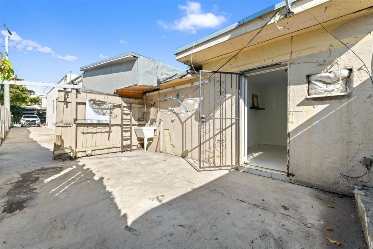 2262 NW 4th St, Miami, FL 33125 Photo