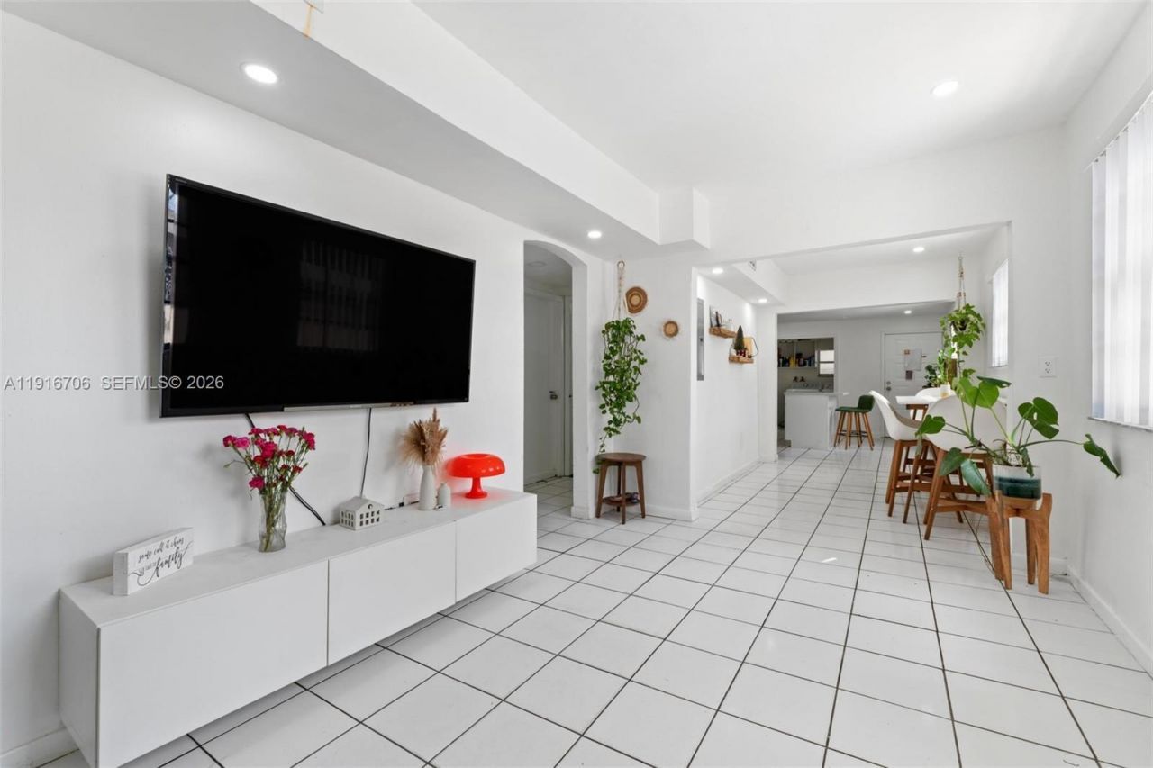 2262 NW 4th St, Miami, FL 33125 Photo