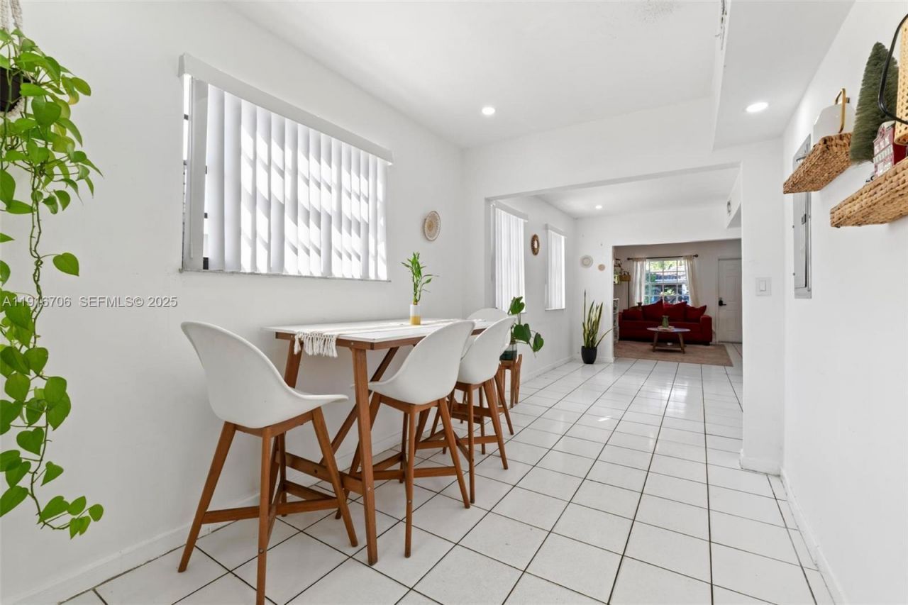 2262 NW 4th St, Miami, FL 33125 Photo