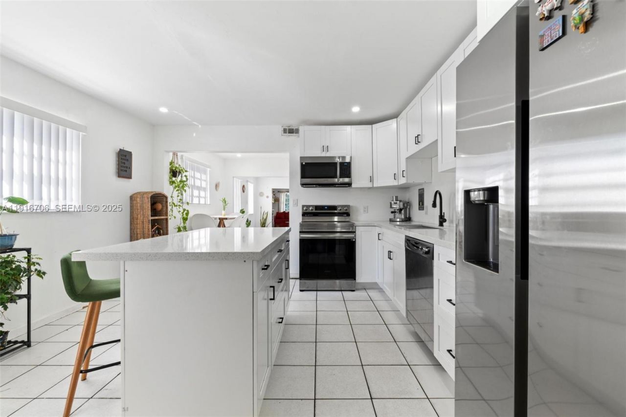 2262 NW 4th St, Miami, FL 33125 Photo