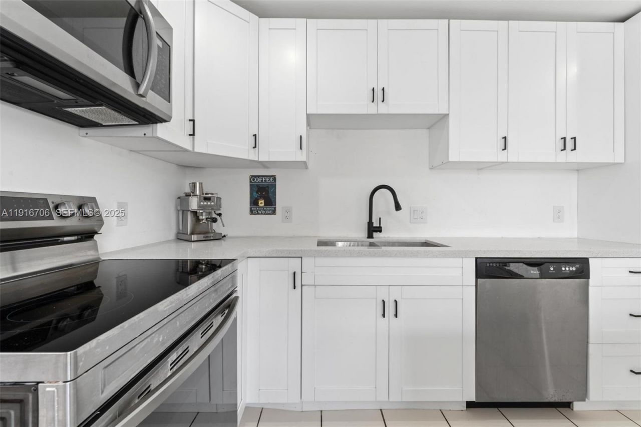 2262 NW 4th St, Miami, FL 33125 Photo