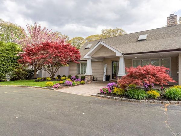 56 Fairfields Lane, Huntington Station, NY 11746