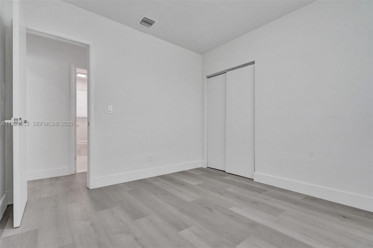 1041 NE 169th St, Miami, FL 33162 Photo