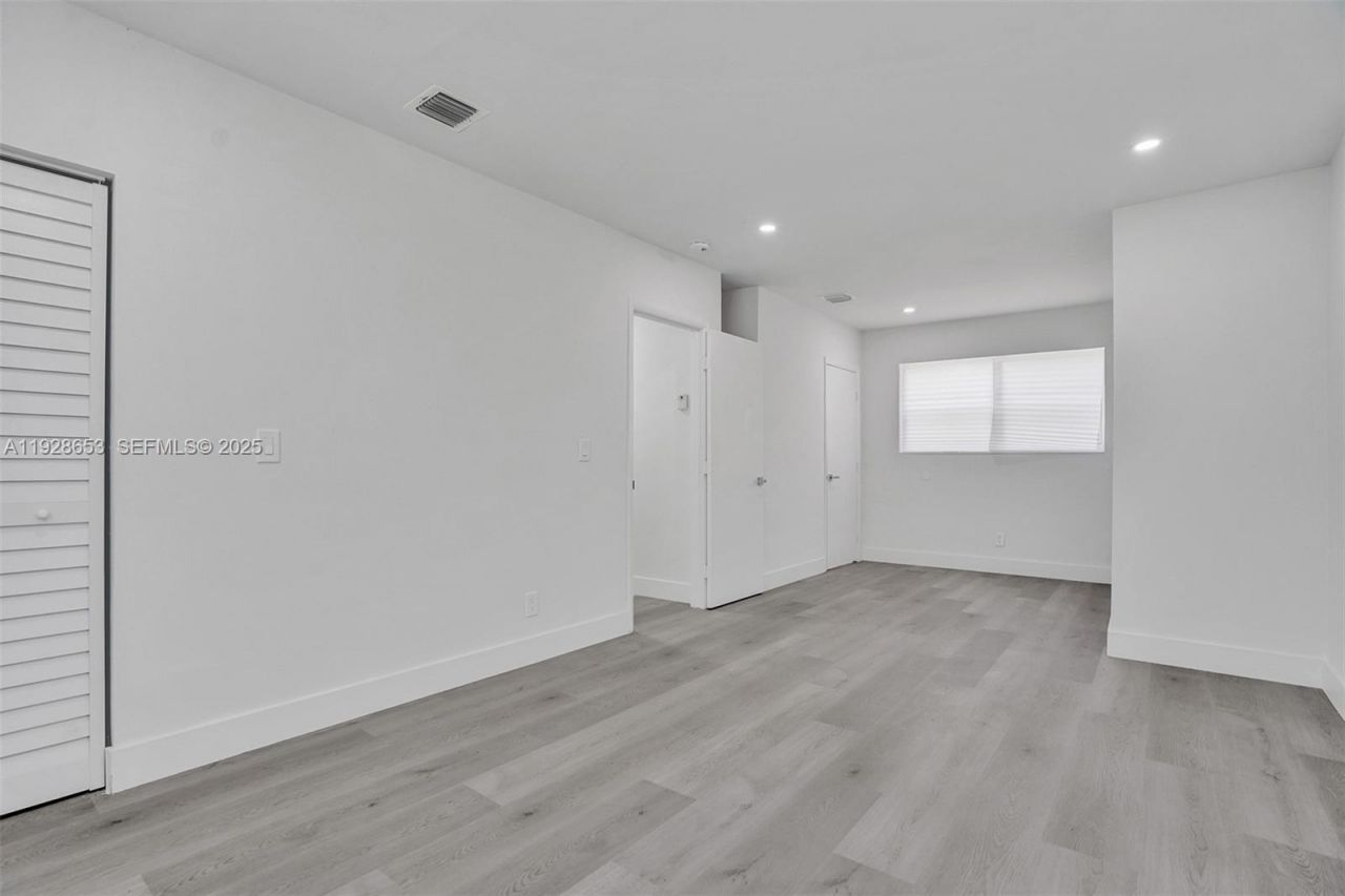 1041 NE 169th St, Miami, FL 33162 Photo