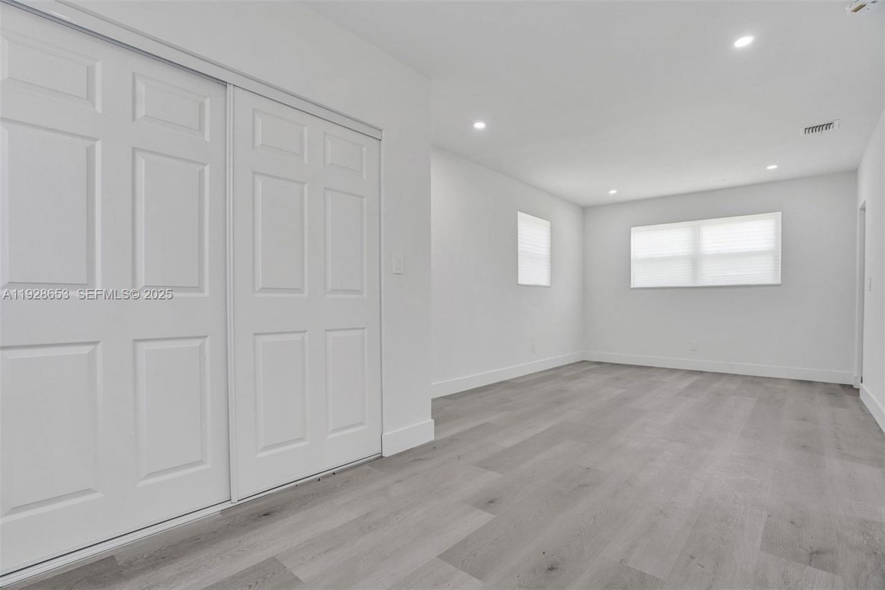 1041 NE 169th St, Miami, FL 33162 Photo