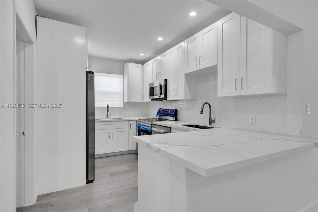 1041 NE 169th St, Miami, FL 33162 Photo