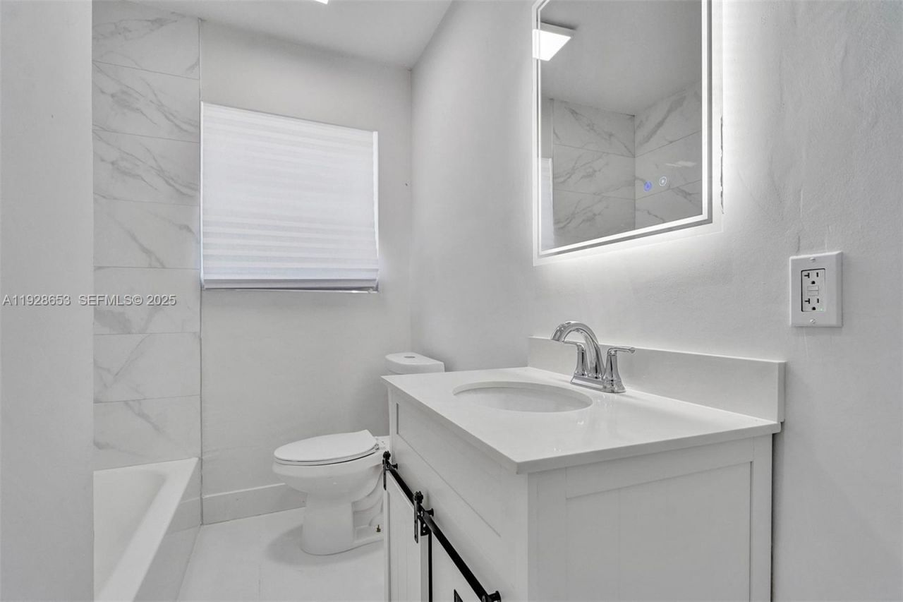 1041 NE 169th St, Miami, FL 33162 Photo