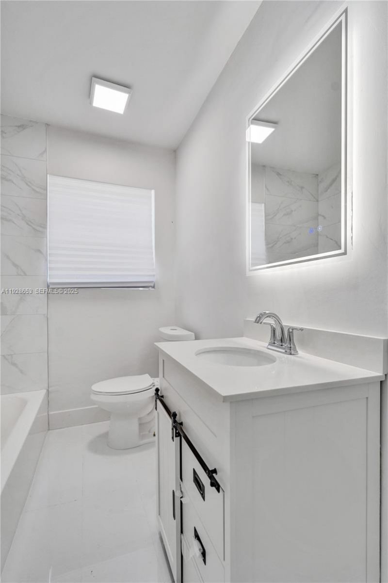 1041 NE 169th St, Miami, FL 33162 Photo