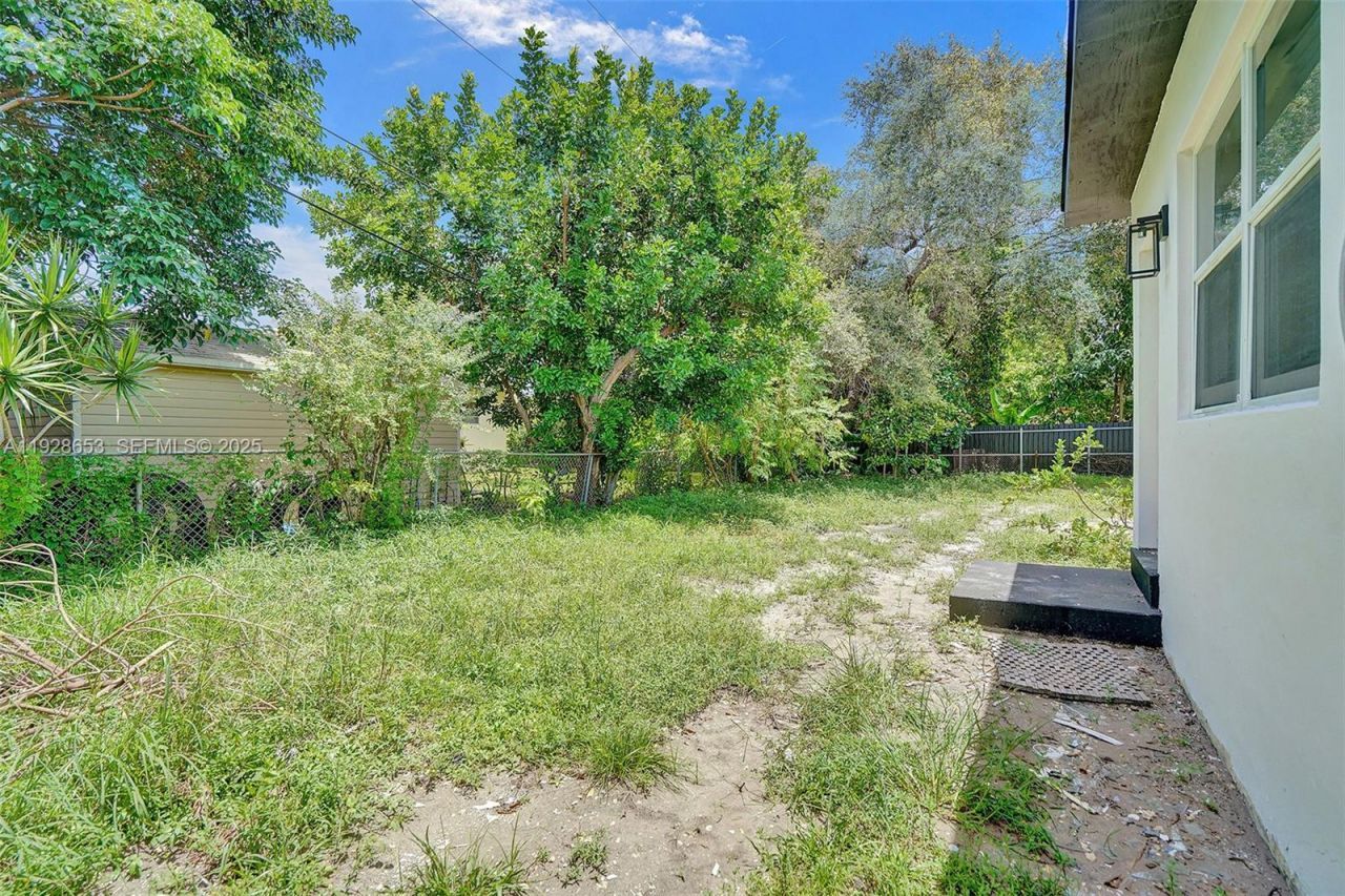 1041 NE 169th St, Miami, FL 33162 Photo