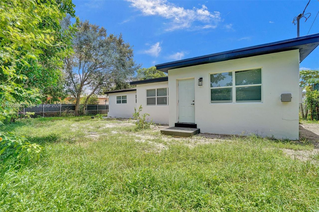 1041 NE 169th St, Miami, FL 33162 Photo