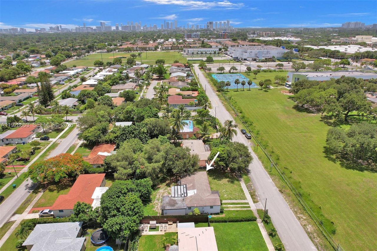 1041 NE 169th St, Miami, FL 33162 Photo