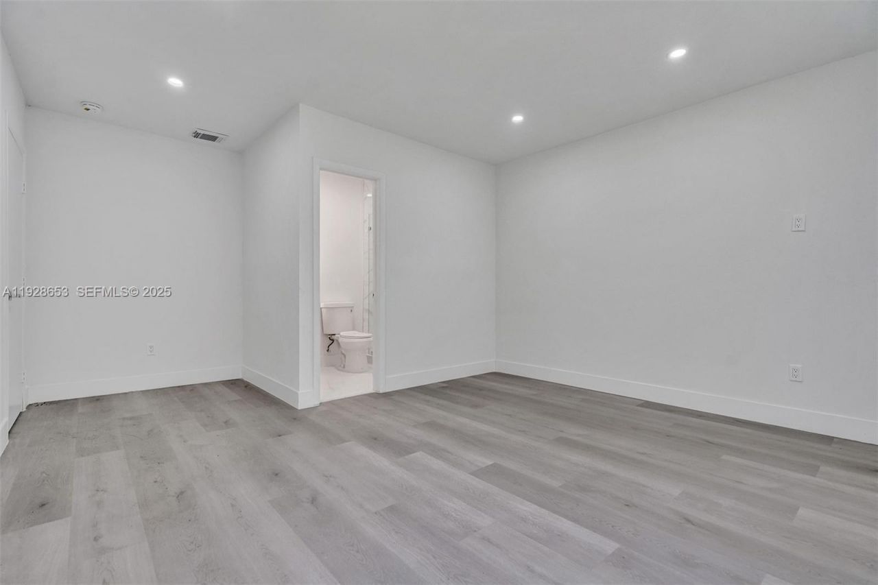 1041 NE 169th St, Miami, FL 33162 Photo