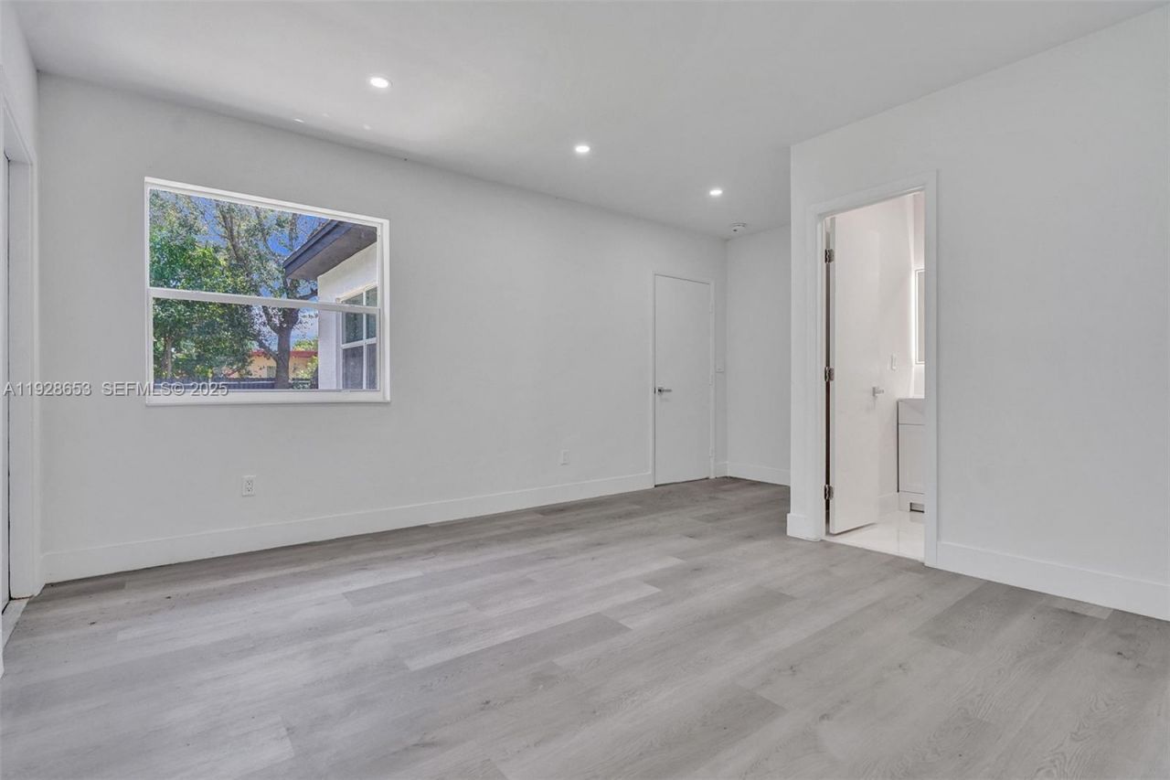 1041 NE 169th St, Miami, FL 33162 Photo