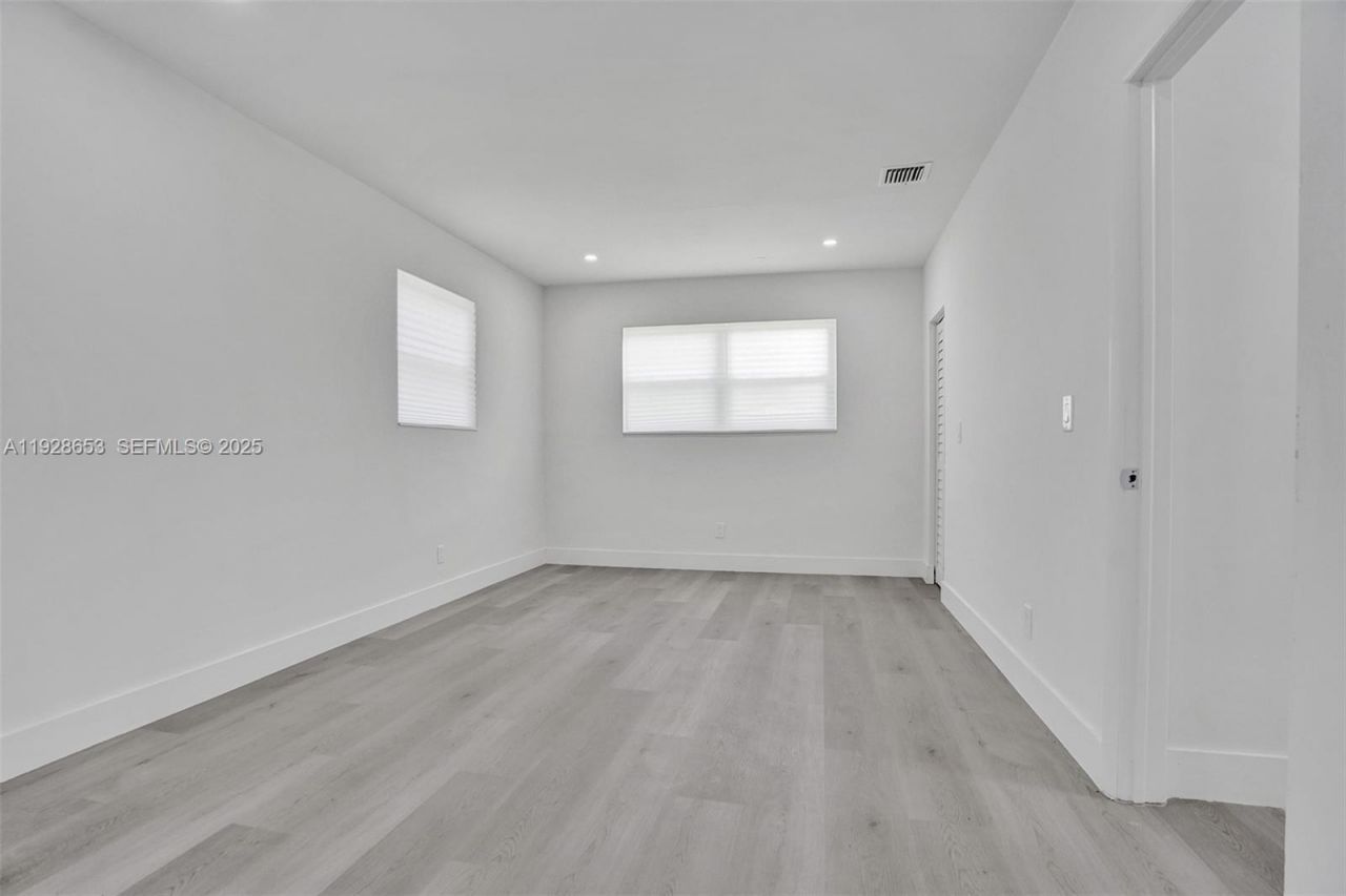 1041 NE 169th St, Miami, FL 33162 Photo