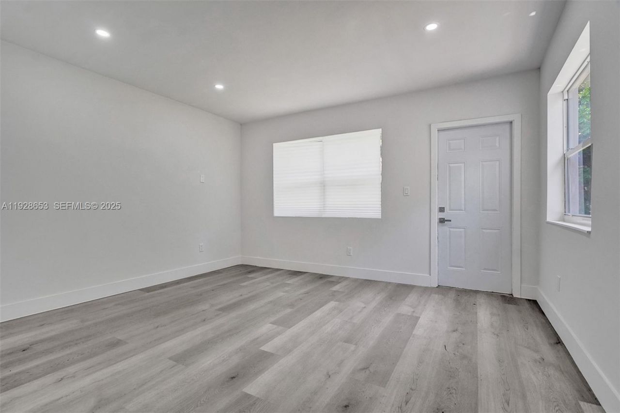 1041 NE 169th St, Miami, FL 33162 Photo