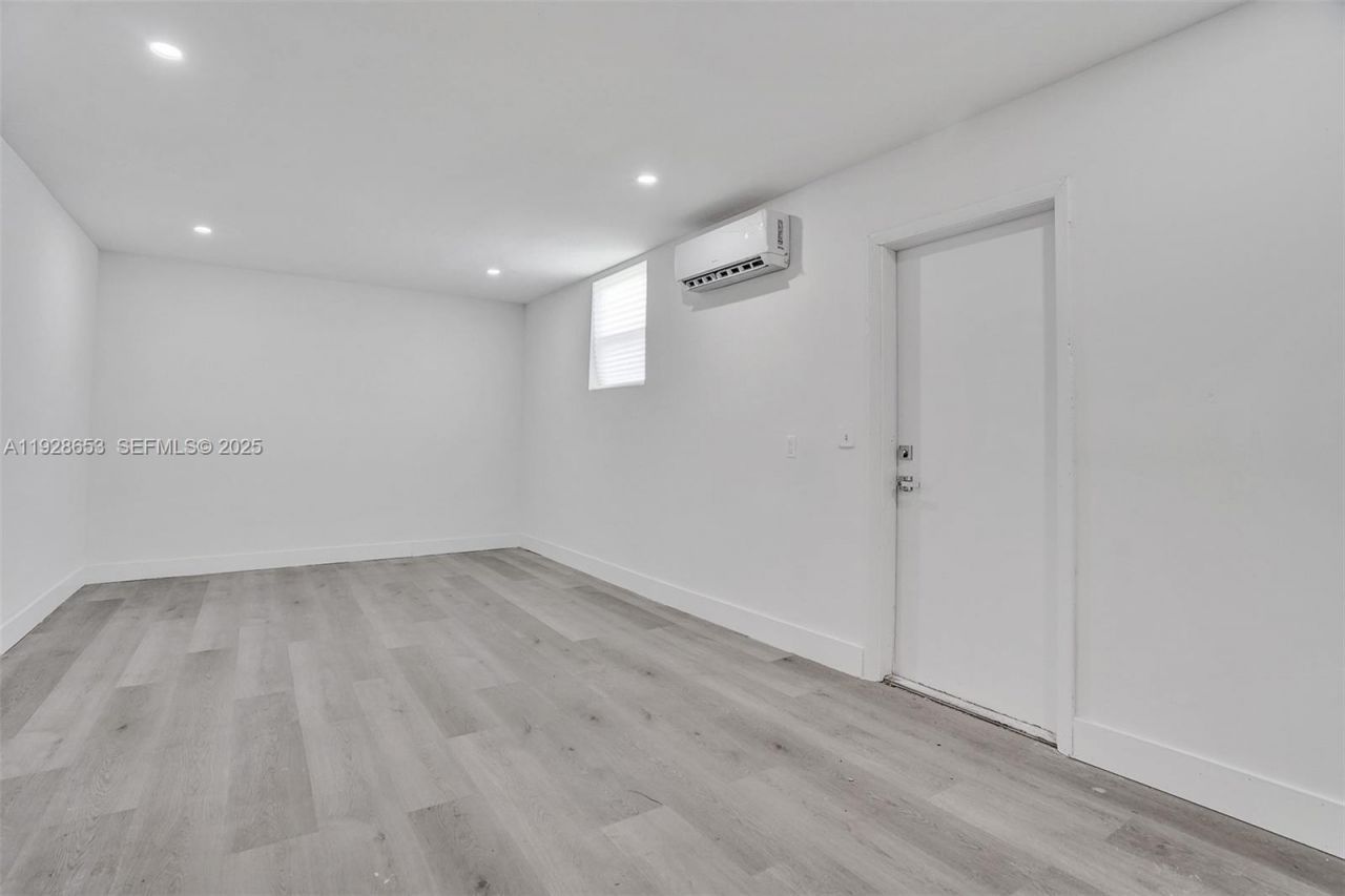 1041 NE 169th St, Miami, FL 33162 Photo