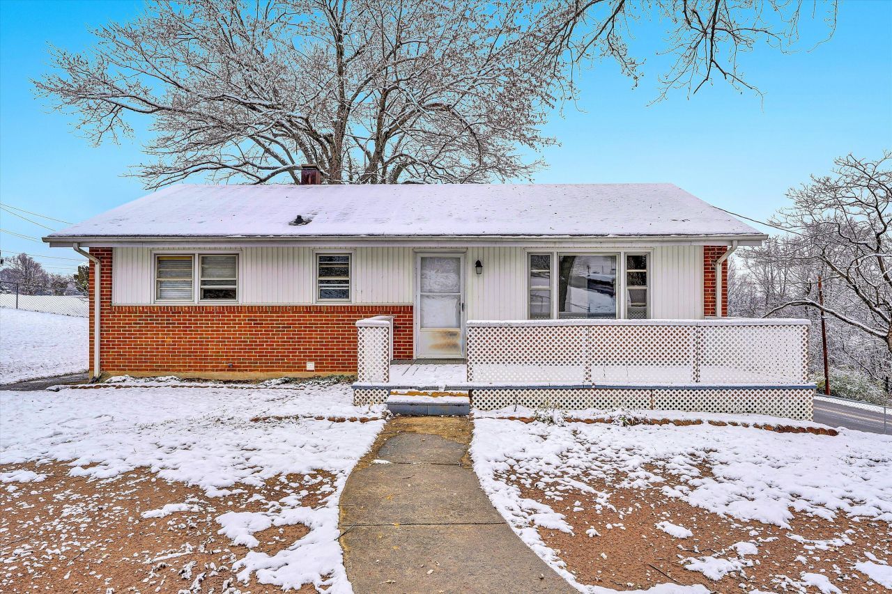 402 Cherryhill Rd Nw, Roanoke, VA 24017 Main Photo