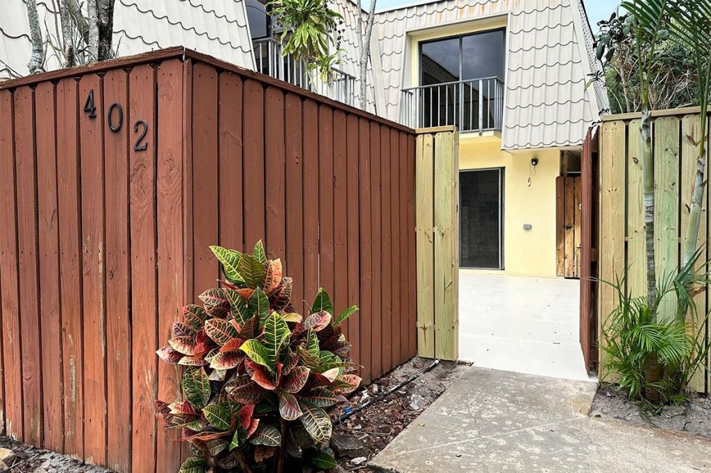 1700 Embassy Dr, Unit 402, West Palm Beach, FL 33401 Photo