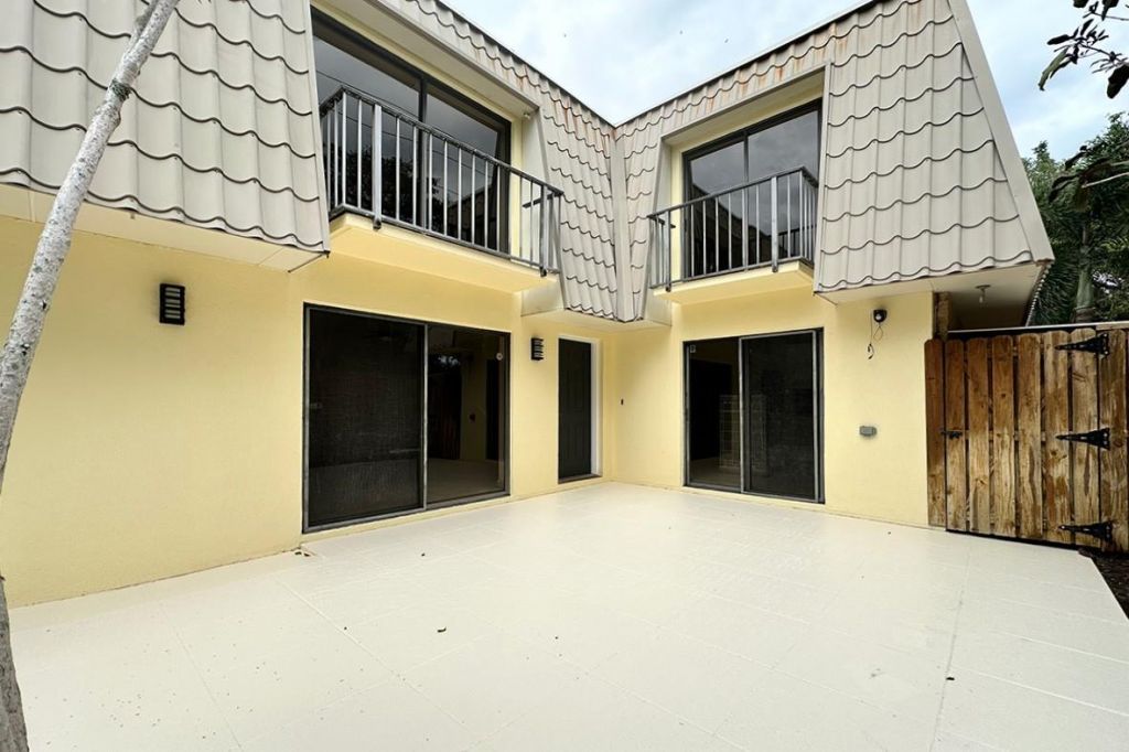 1700 Embassy Dr, Unit 402, West Palm Beach, FL 33401 Photo