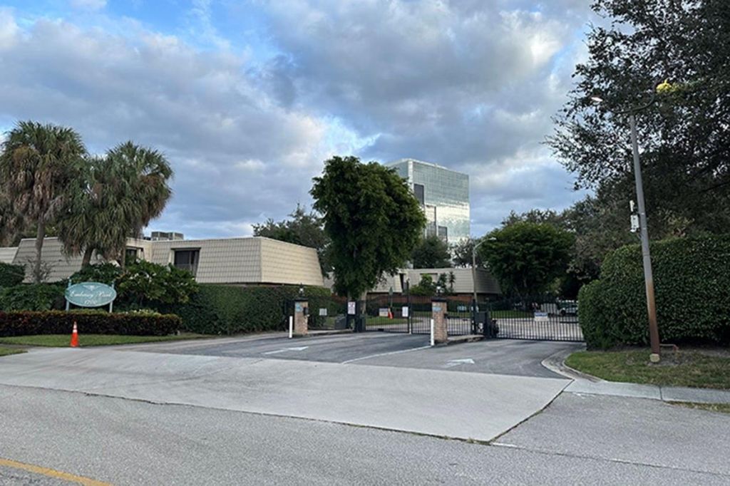 1700 Embassy Dr, Unit 402, West Palm Beach, FL 33401 Photo