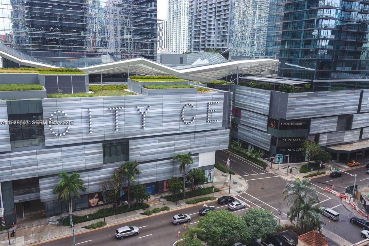 45 SW 9th St, Unit 2805, Miami, FL 33130 Photo