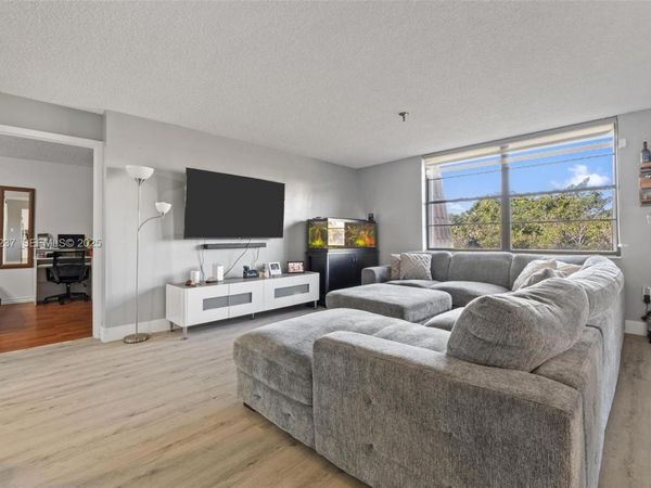 661 NE 195th St, Unit 408, Miami, FL 33179