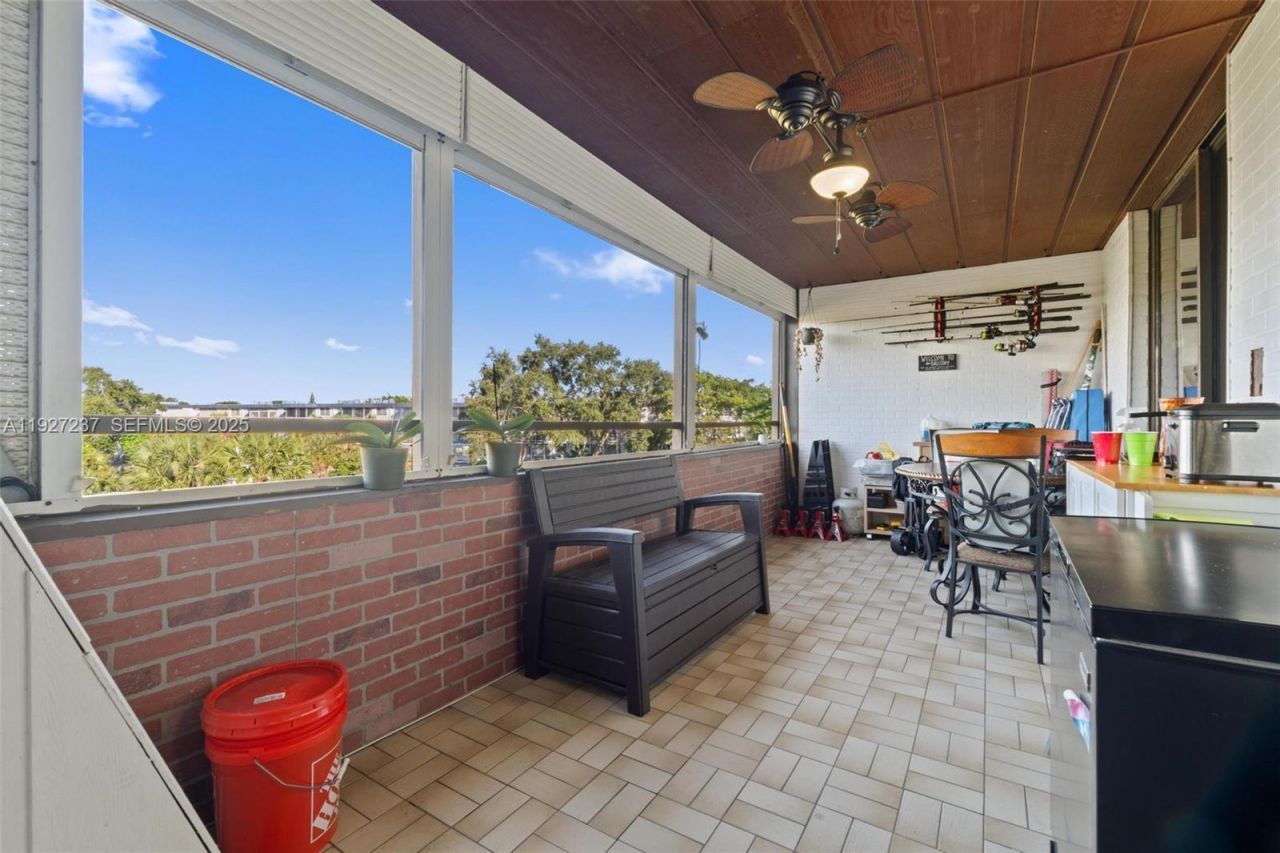 661 NE 195th St, Unit 408, Miami, FL 33179 Photo