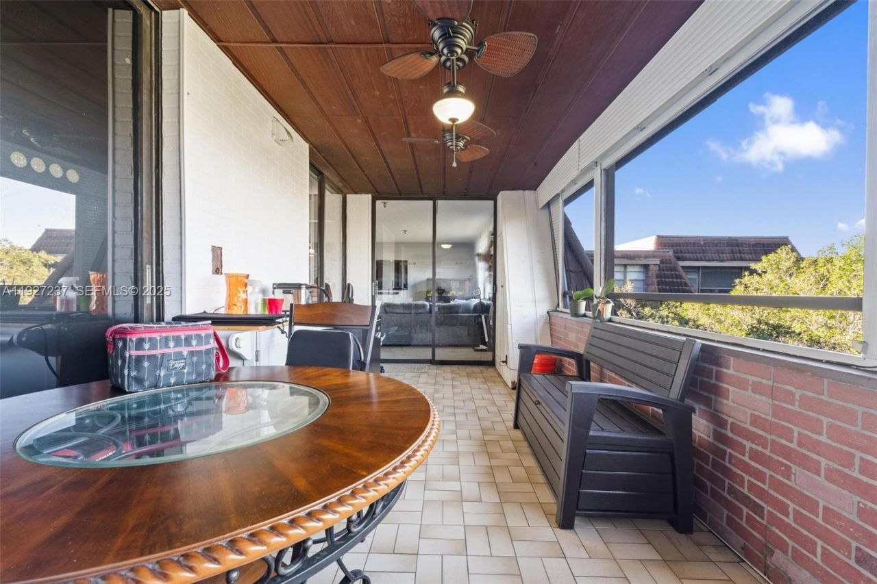 661 NE 195th St, Unit 408, Miami, FL 33179 Photo