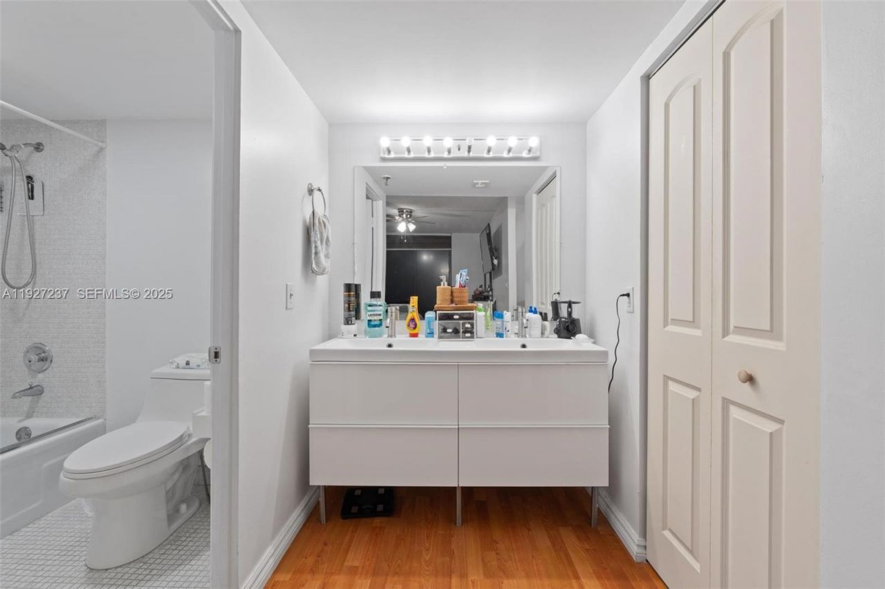 661 NE 195th St, Unit 408, Miami, FL 33179 Photo