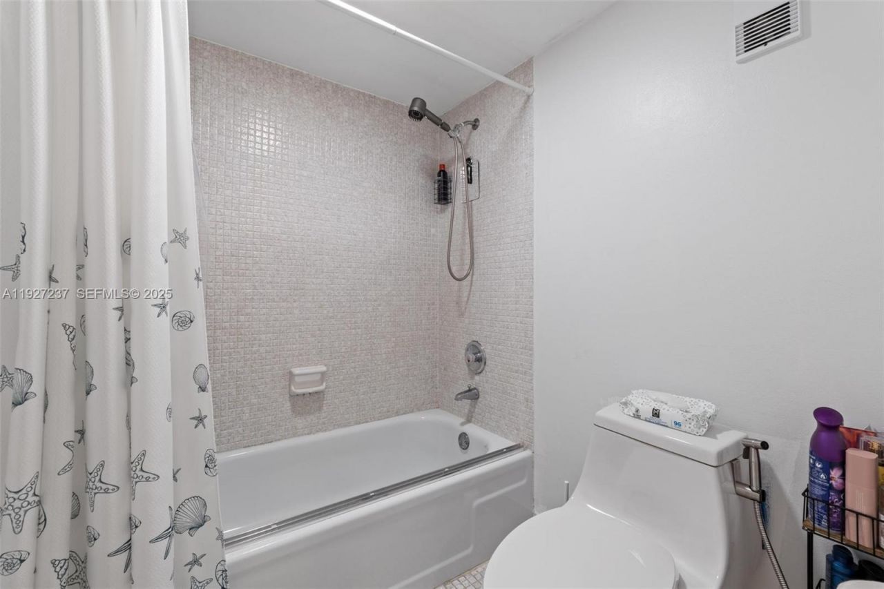 661 NE 195th St, Unit 408, Miami, FL 33179 Photo