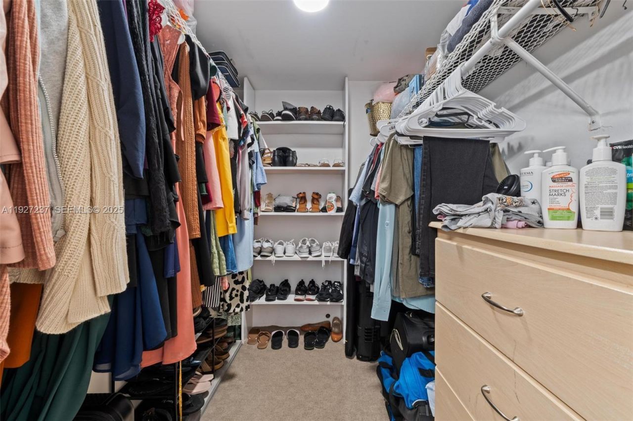 661 NE 195th St, Unit 408, Miami, FL 33179 Photo