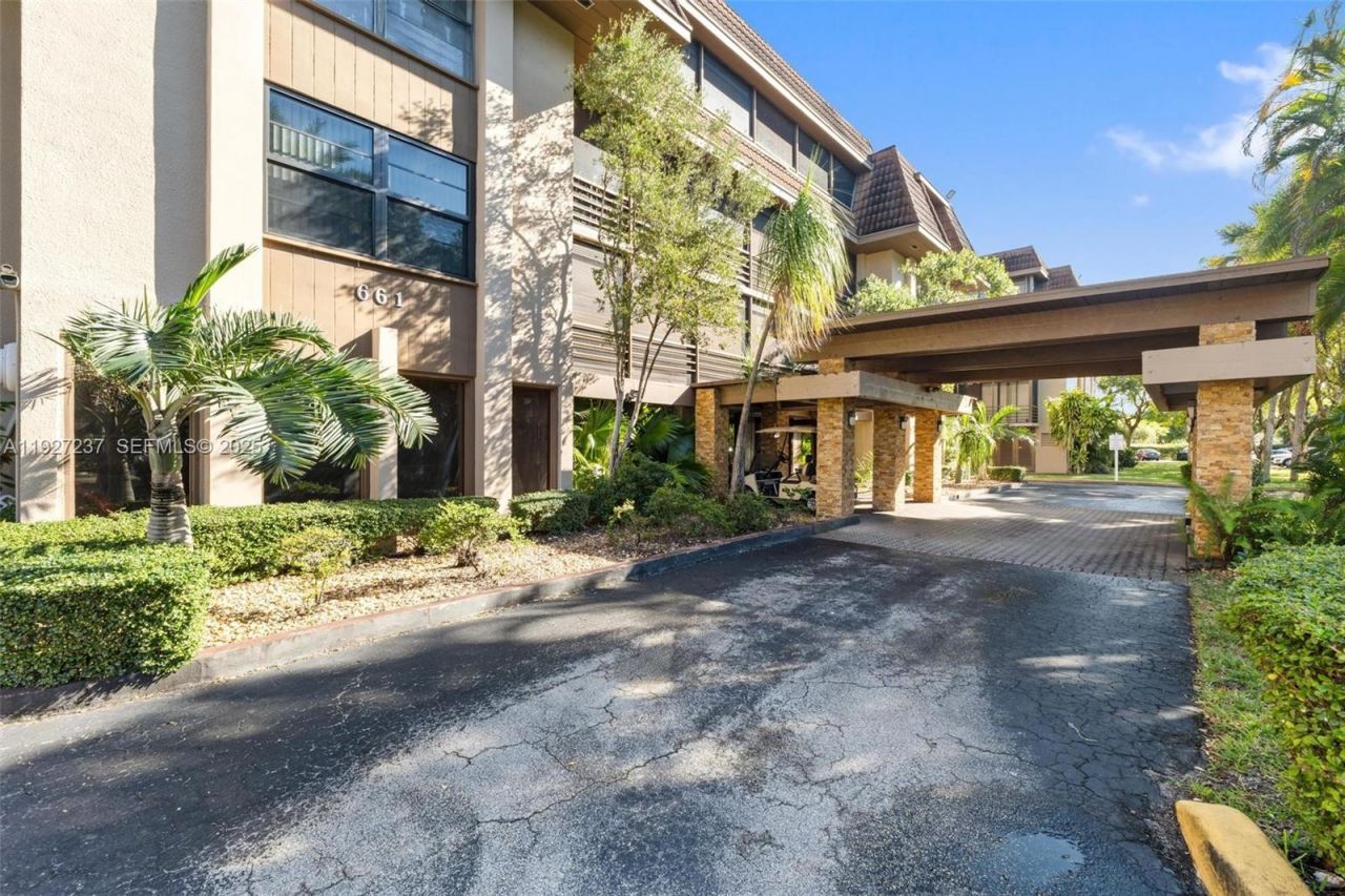 661 NE 195th St, Unit 408, Miami, FL 33179 Photo