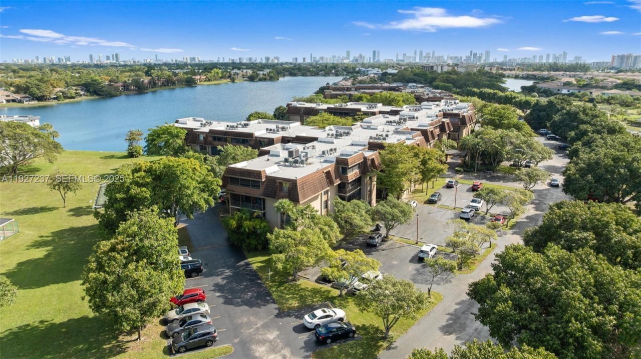 661 NE 195th St, Unit 408, Miami, FL 33179 Photo