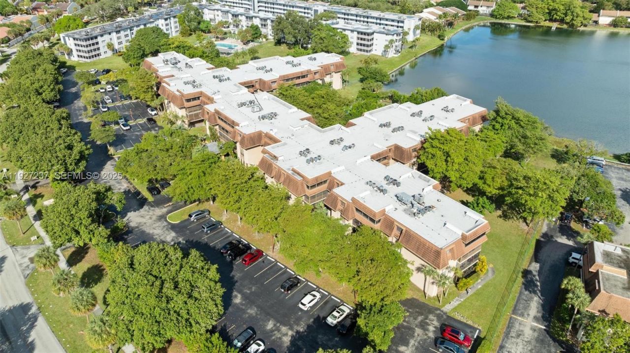 661 NE 195th St, Unit 408, Miami, FL 33179 Photo