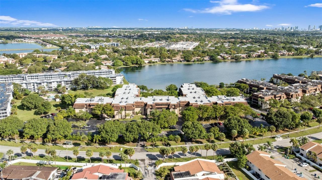 661 NE 195th St, Unit 408, Miami, FL 33179 Photo