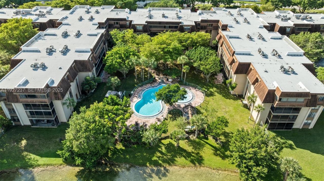 661 NE 195th St, Unit 408, Miami, FL 33179 Photo