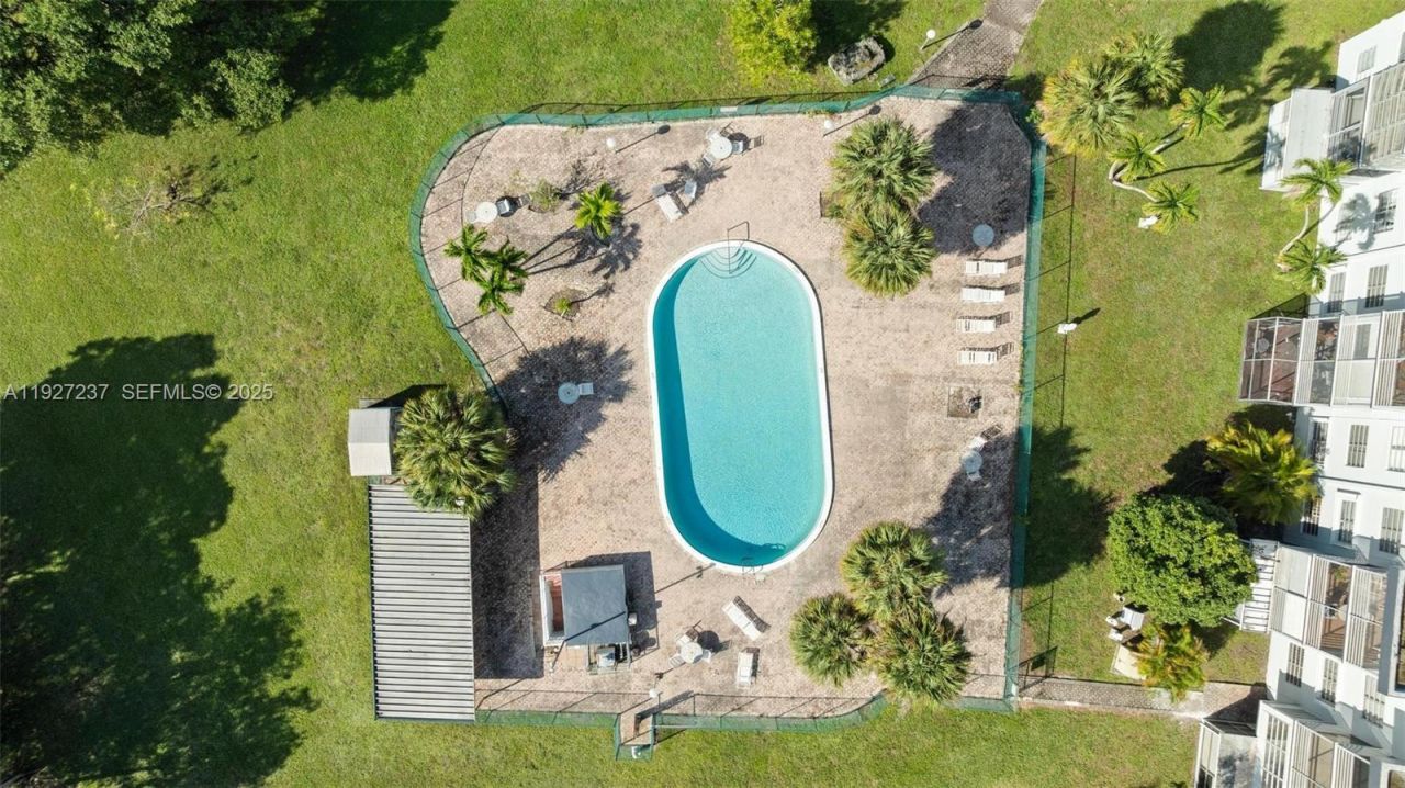 661 NE 195th St, Unit 408, Miami, FL 33179 Photo