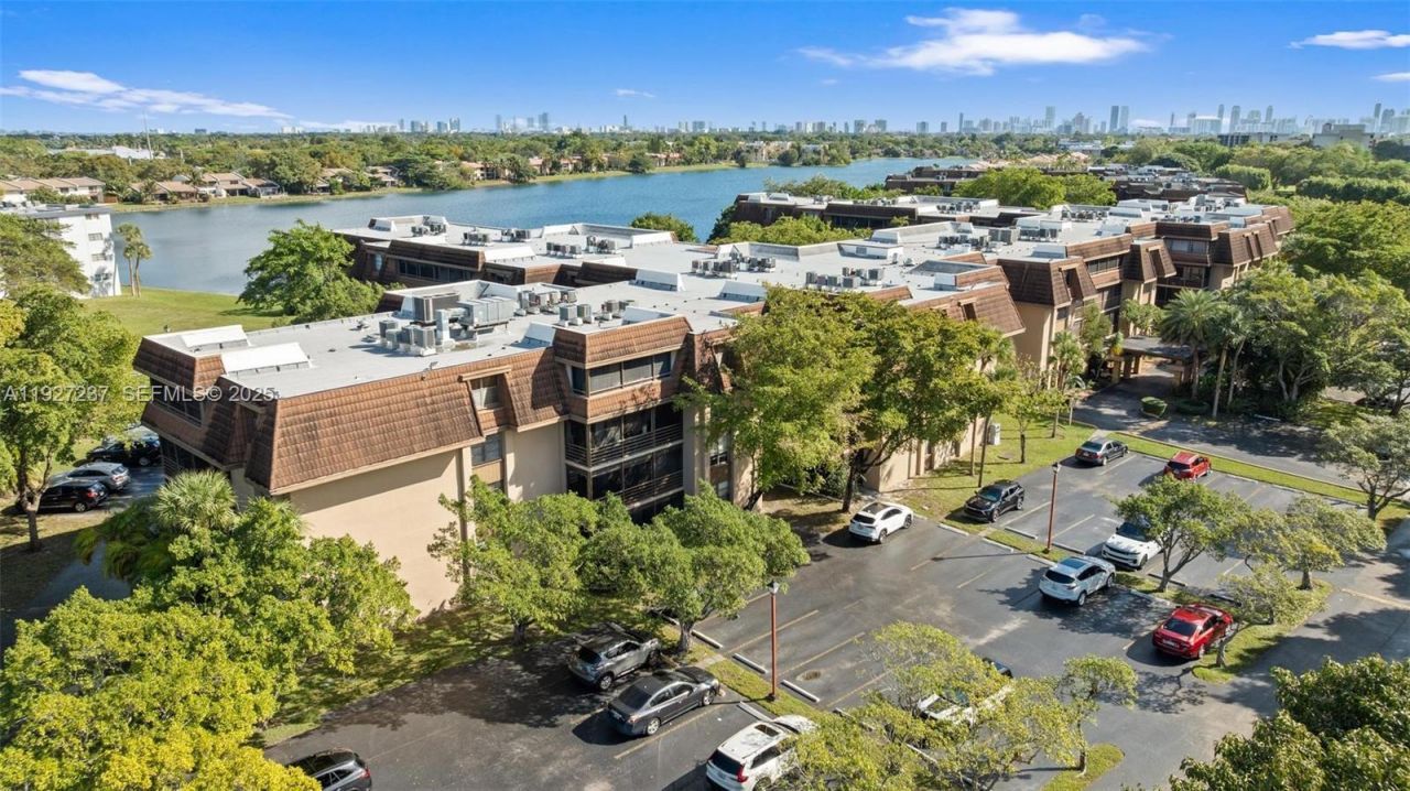 661 NE 195th St, Unit 408, Miami, FL 33179 Photo