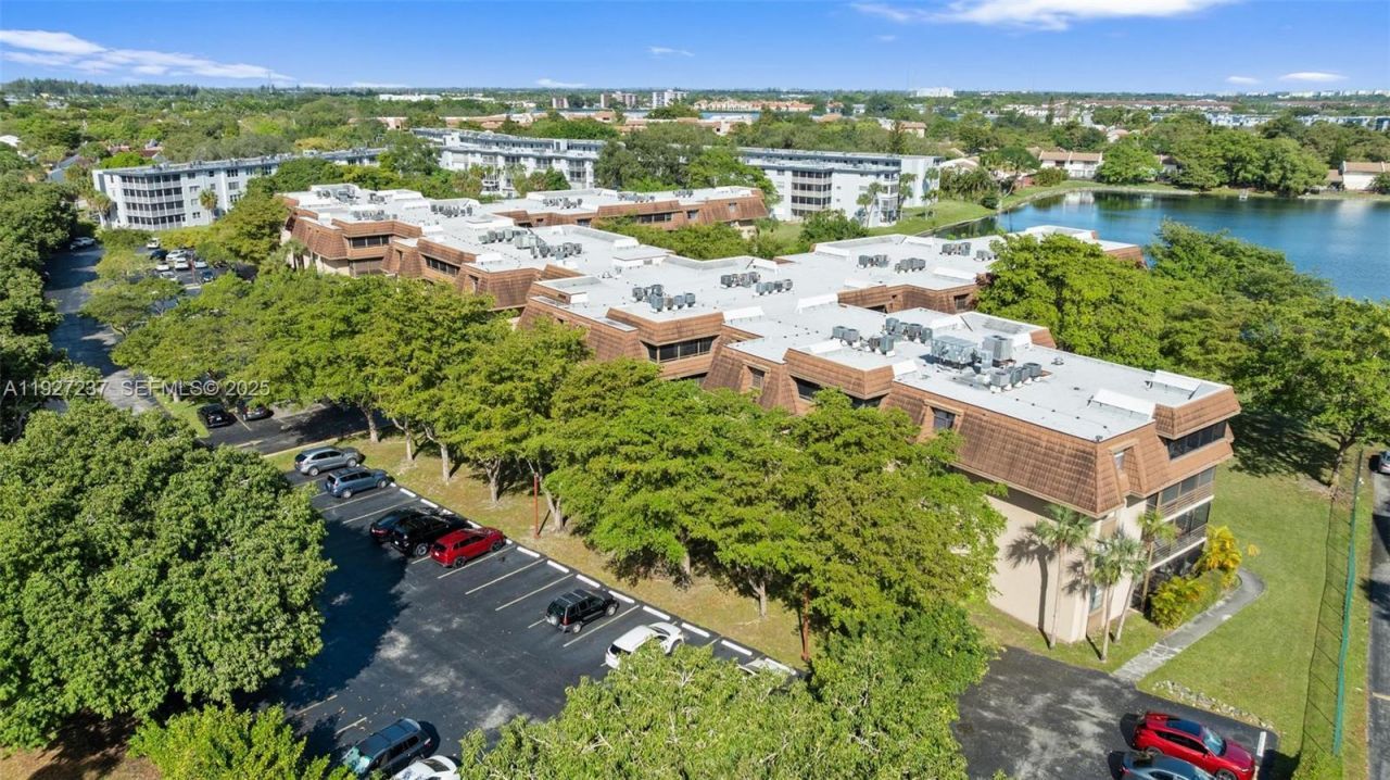 661 NE 195th St, Unit 408, Miami, FL 33179 Photo