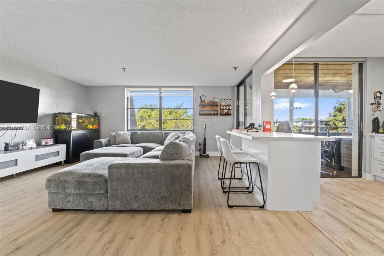 661 NE 195th St, Unit 408, Miami, FL 33179 Photo